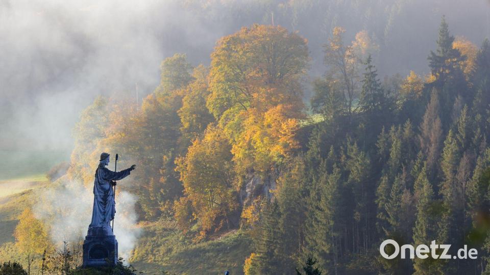Die Statue des "Guten Hirten" in Hütten bei Schelklingen steht in der Herbstlandschaft. Bild: Thomas Warnack/dpa