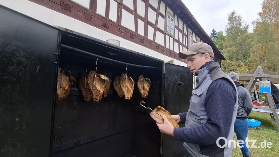 Frisch aus der Räucherkammer gab es geräucherten Fisch zu kaufen. Bild: jua