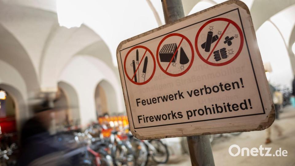 In der Innenstadt ist Pyrotechnik verboten. (Archivbild) Bild: Peter Kneffel/dpa