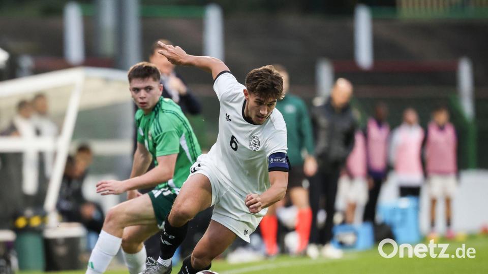 Versuchte immer wieder, das deutsche Spiel anzukurbeln: U21-Kapitän Tom Bischof (vorne). Bild: Christian Charisius/dpa