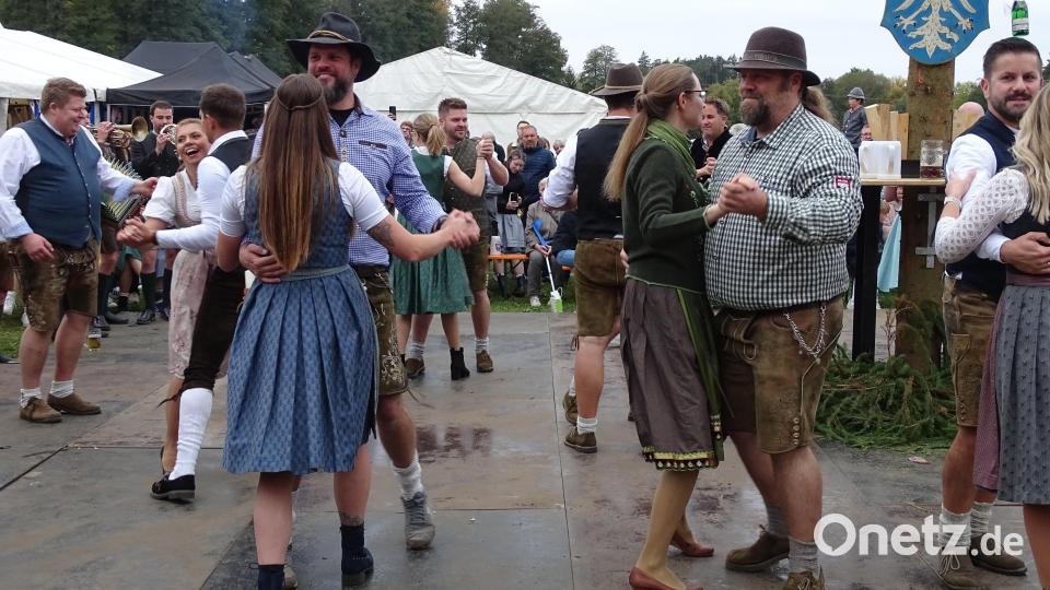 Die Tanzschritte waren bei den &quot;Oldies&quot; eigens aufgefrischt worden. Bild: ll