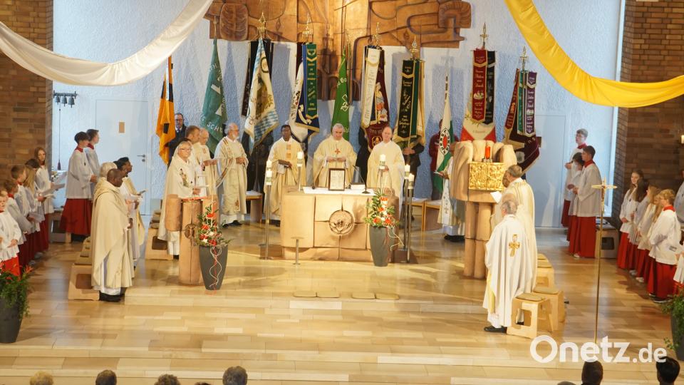 Fahnenabordnungen, Ministranten und 18 Mitbrüder bildeten einen festlichen Rahmen am Altar für die Amtseinführung von Pfarrer Celestine Thazhuppil in Dürnsricht. Bild: nib