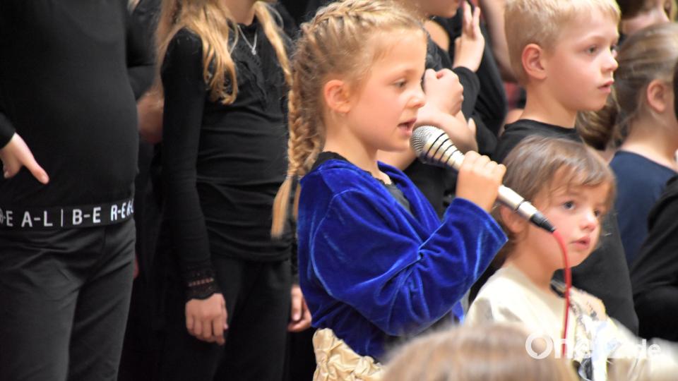 Auch im Kinderchor leisten mehrere Solosängerinnen mutig ihre Beiträge zum Erfolg der Inszenierung. Bild: ubb