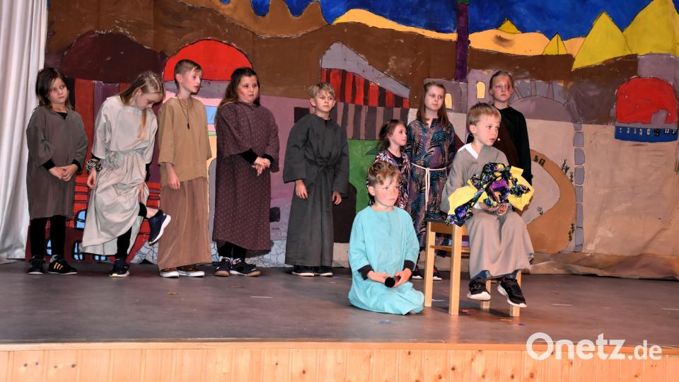 Große Rollen hatten auch die elf Geschwister von Joseph und sein Vater Jakob (vorne re.. sitzend). Louis Richtmann legte als Vater Jakob eine großartige schauspielerische Leistung hin. Souverän wie große Vorbilder in der Theaterszene meisterte er seine Rolle. Bild: ubb
