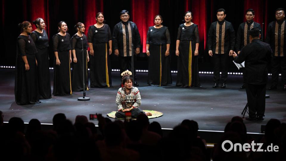 Mit einem Philippinischen Chor beginnt die Eröffnungsfeier. Bild: Arne Dedert/dpa