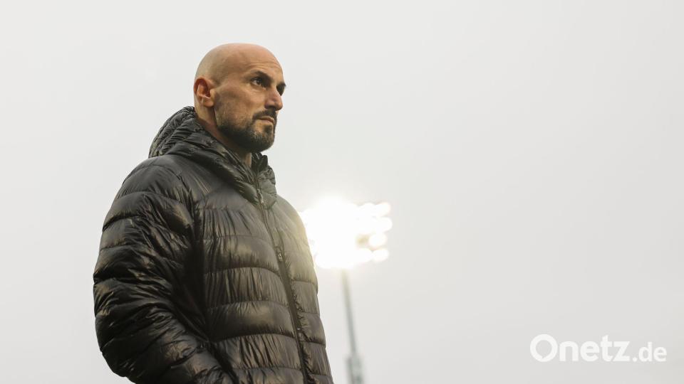 Trainer Antonio Di Salvo erlebte wieder einen Fehlstart seines Teams. Bild: Christian Charisius/dpa