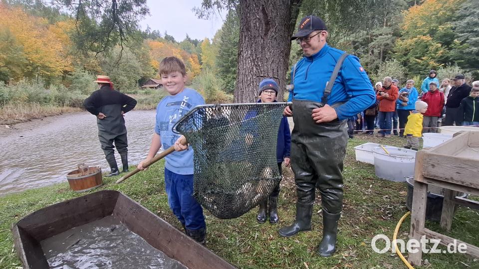 Nach dem Fischfang ging es gleich zur Weiterverarbeitung. Bild: jua