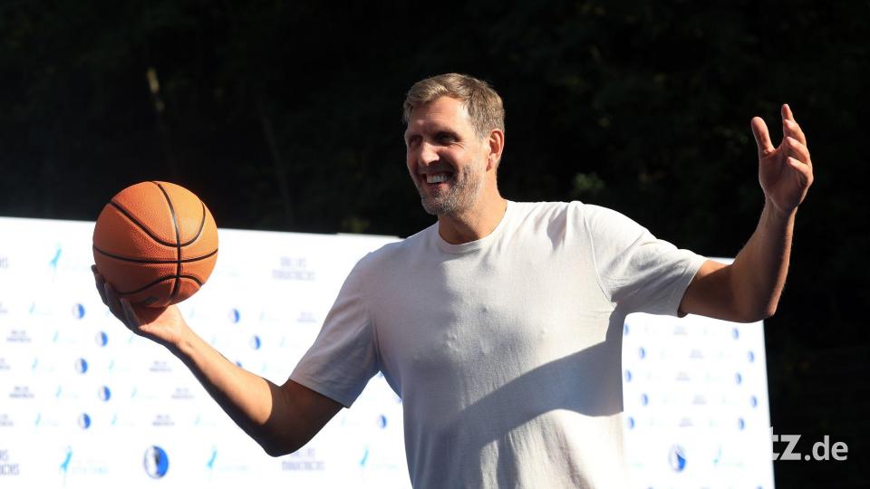 Nowitzki hat zuletzt einen Basketball-Platz in Würzburg eröffnet. (Archivbild) Bild: Karl-Josef Hildenbrand/dpa