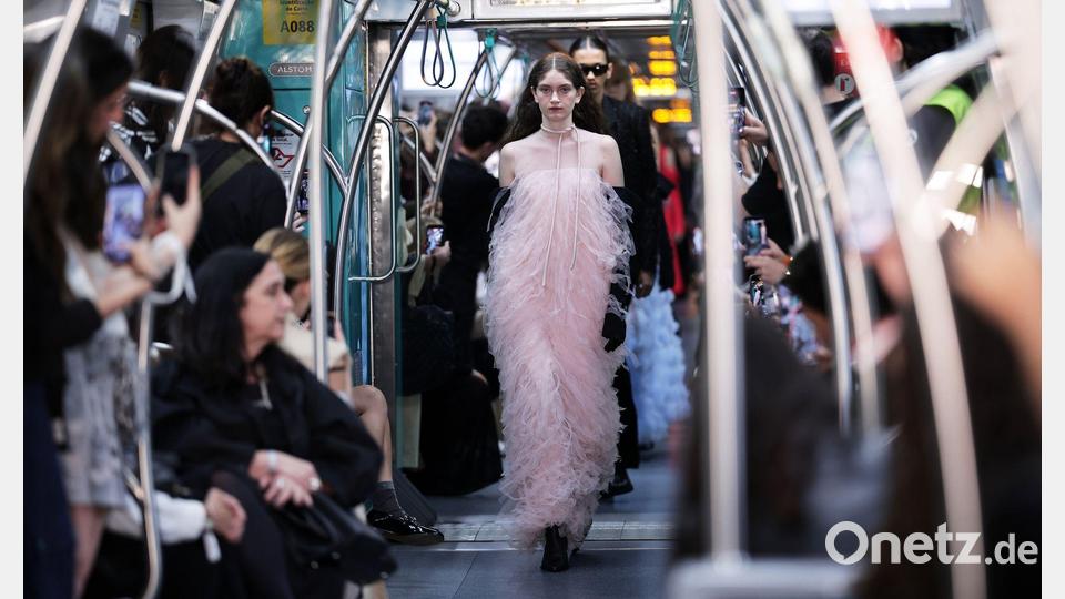 Models tragen Kreationen von Gloria Coelho während einer Veranstaltung der Sao Paulo Fashion Week in der U-Bahn. Bild: Ettore Chiereguini/AP/dpa