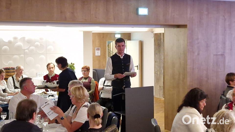 Moderator Jürgen Leißner stellte die Service Clubs und ihre Tätigkeiten vor. Bild: lei