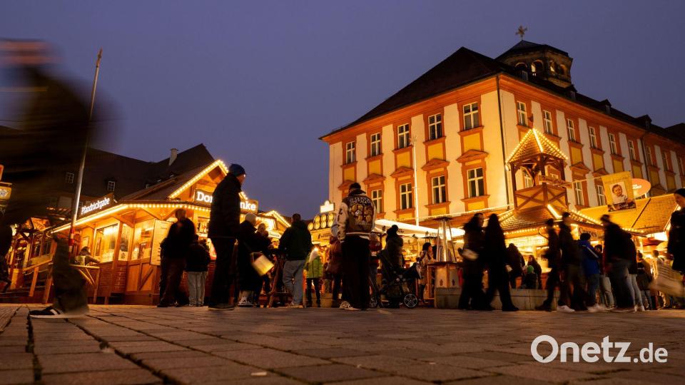 Das Winterdorf in der Bayreuther Fußgängerzone verbreitet schon ab Mitte Oktober weihnachtliche Stimmung. (Archivbild) Bild: Pia Bayer/dpa