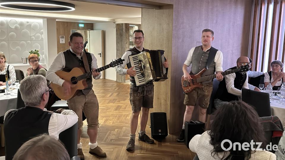 Rotary Freund Erich Übler griff für den guten Zweck zur Gitarre. Bild: lei