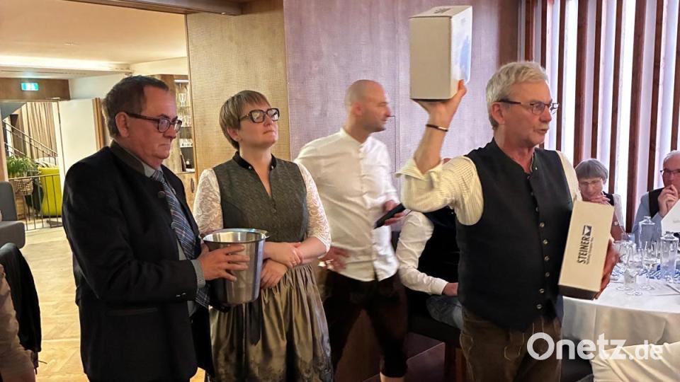 Rotary Freund Hans Renner brachte kurzweilig die Verlosungspreise unter die Gäste. Bild: lei