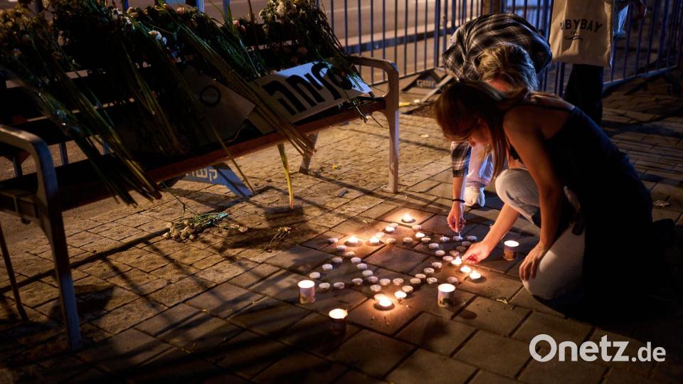 Eine Frau zündet vor dem gerichtsmedizinischen Institut Abu Kabir Kerzen an, in dem die Identifizierung der Leichen durchgeführt wird, die von der Hamas im Gazastreifen festgehalten und getötet wurden. Bild: Emilio Morenatti/AP/dpa
