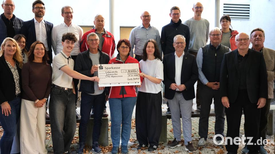 Schecküberreichung zum Schwandorfer Charity-Lauf: Das Bild zeigt die Empfänger mit den Organisatoren und den Sponsoren. Bild: Hirsch
