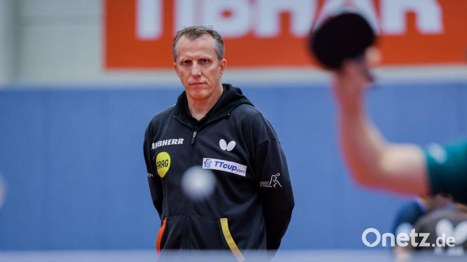Bundestrainer Jörg Roßkopf beim Training der Tischtennis-Nationalmannschaft. (Archivbild) Bild: Rolf Vennenbernd/dpa