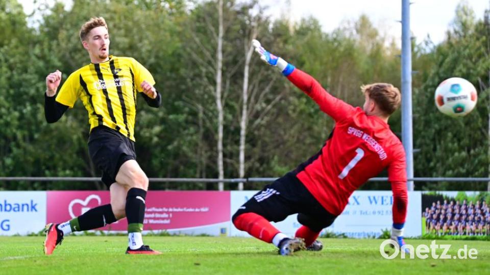 Nico Stark (links) so wie man ihn kennt: Der Stürmer des FC Tirschenreuth trifft in dieser Szene gegen die SpVgg Weißenstadt und steht bereits bei 23 Saisontoren. Bild: Thomas Schrems