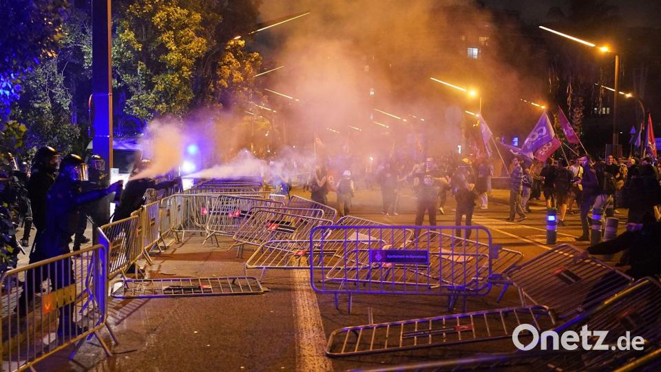 Auch in der Nähe des israelischen Konsulats in Barcelona kam es zu Unruhen. Bild: Bernat Armangue/AP/dpa