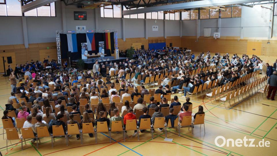Alle Schülerinnen und Schüler sowie zahlreiche Ehrengäste nahmen am Festakt zur Schulpartnerschaft zwischen dem OGO und zwei tschechischen Schulen teil Bild: wel