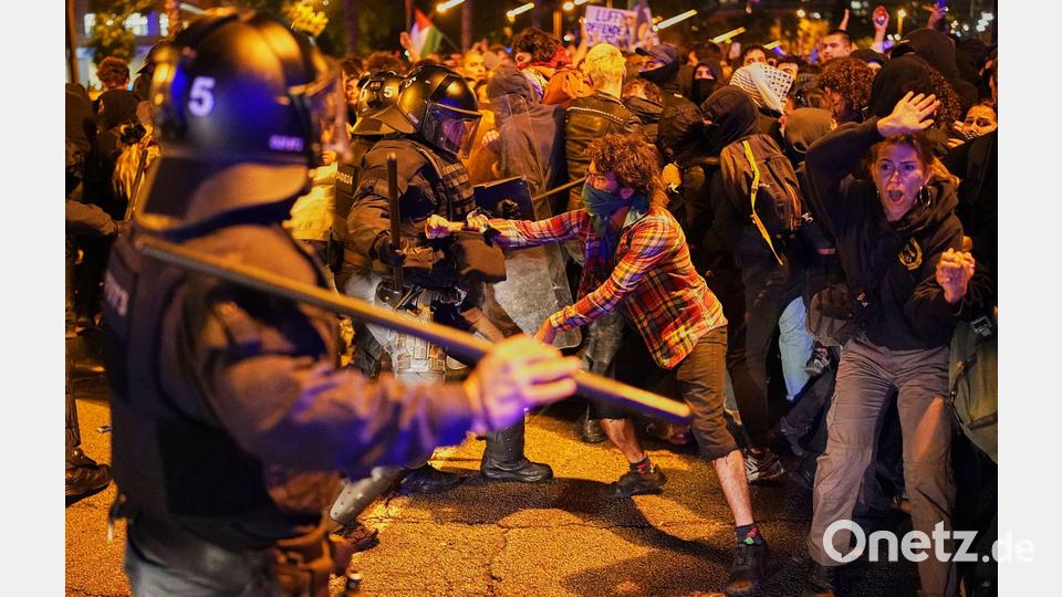 Nach Behördenangaben beteiligten sich in Barcelona rund 15.000 Menschen an einer Demonstration gegen Israel. Bild: Joan Mateu Parra/AP/dpa