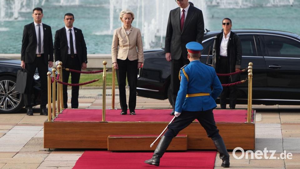 Von der Leyen zu Besuch in Belgrad: Empfang mit militärischen Ehren Bild: Darko Vojinovic/AP/dpa