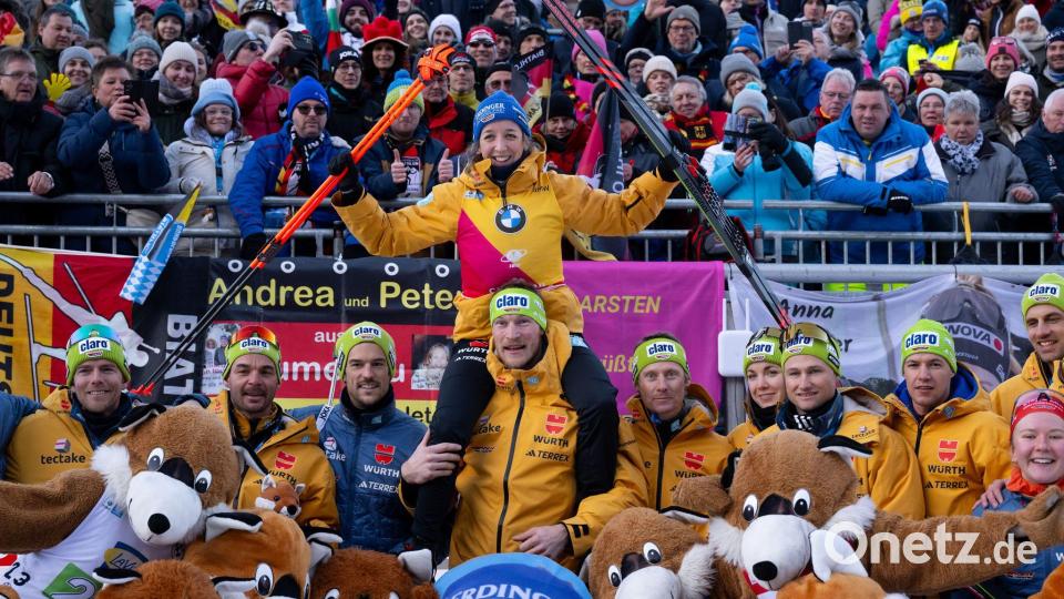 Franziska Preuß (hinten Mitte) genießt oft die Kulisse von tausenden Fans in den Biathlon-Stadien. (Archivbild) Bild: Sven Hoppe/dpa