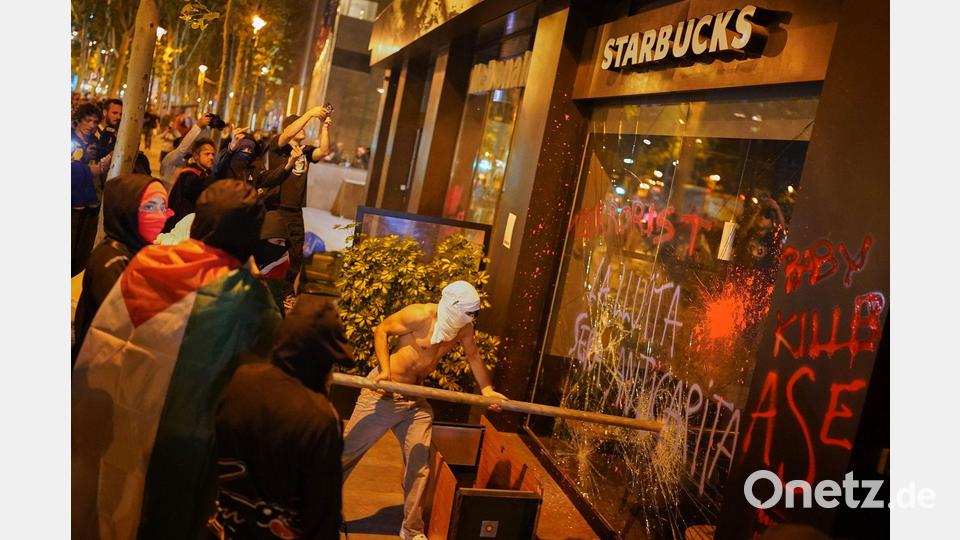 Demonstranten in Barcelona griffen Geschäfte und Restaurants an, denen sie eine Unterstützung Israels vorwerfen. Bild: Bernat Armangue/AP/dpa