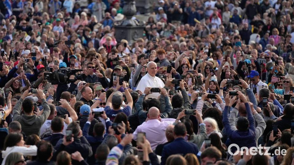 Handymeer für den Papst: Leo XIV. auf dem Petersplatz empfangen Bild: Gregorio Borgia/AP/dpa