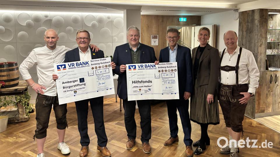Bei der Spendenübergabe die Vertreter der Premiumsponsoren mit den Spendenempfängern Landrat Richard Reisinger und Ambergs zweiten Bürgermeister Martin Preuß Bild: lei