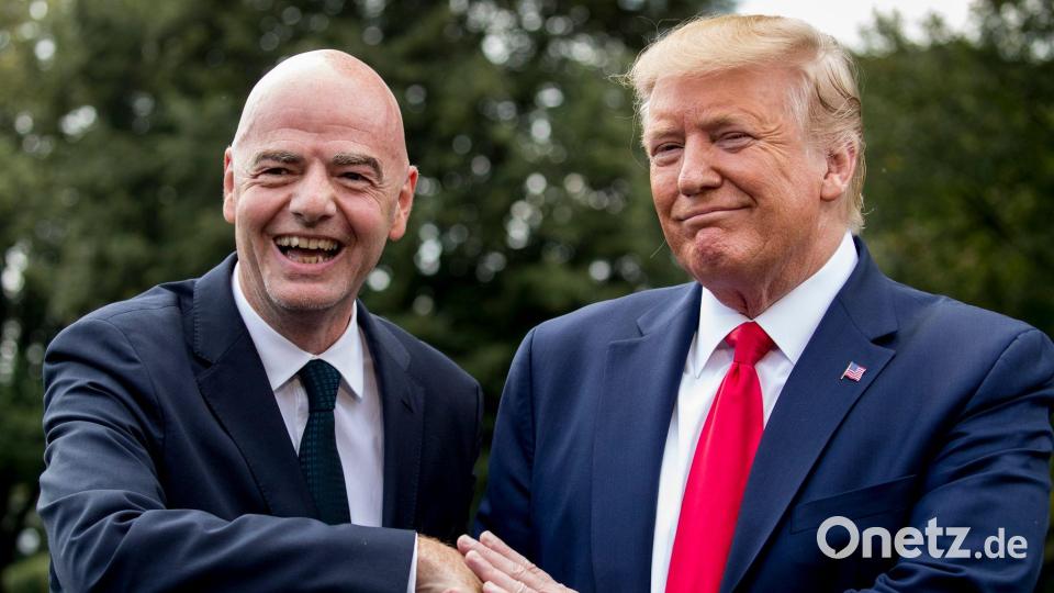 Selbst bei Trumps jüngstem Nahost-Gipfel in Ägypten war Infantino dabei. (Archivbild) Bild: Andrew Harnik/AP/dpa