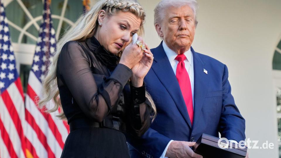 Erika Kirk nimmt die von Präsident Donald Trump posthum verliehene US-Freiheitsmedaille anstelle ihres getöteten Mannes Charlie Kirk entgegen. Bild: Mark Schiefelbein/AP/dpa