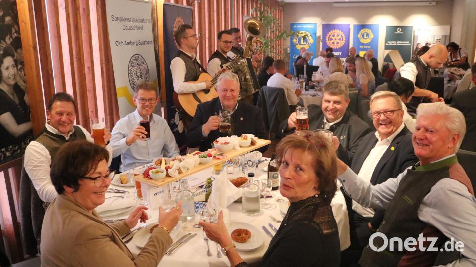 Ausgelassene Stimmung herrschte den ganzen Abend. Bild: lei