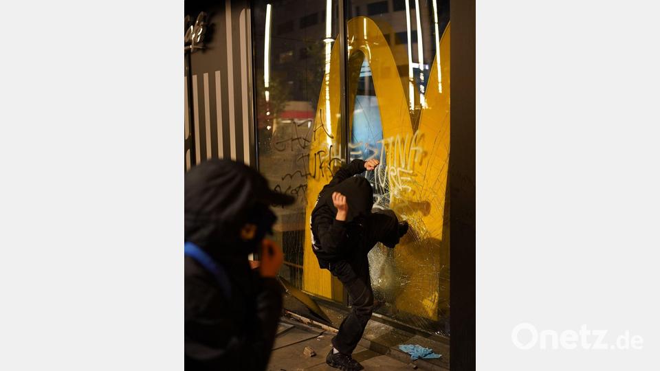 Auch eine Filiale einer US-Schnellimbisskette wurde in Barcelona bei den anti-israelischen Ausschreitungen angegriffen. Bild: Bernat Armangue/AP/dpa