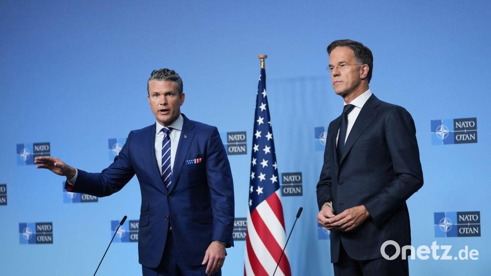 Will, dass die Europäer US-Waffenlieferungen für die Ukraine bezahlen: US-Verteidigungsminister Pete Hegseth (l), hier mit Nato-Generalsekretär Mark Rutte. Bild: Virginia Mayo/AP/dpa