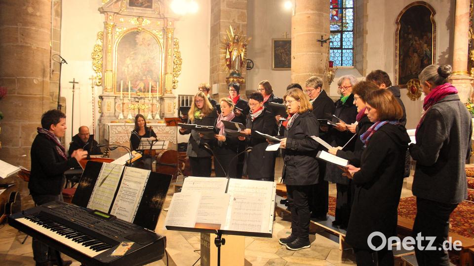 Der Kirchenchor Kemnath unter Leitung von Katharina Lippert (links) überzeugte ebenfalls. Bild: stg