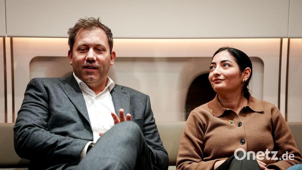Lars Klingbeil (SPD), Bundesminister der Finanzen, Vizekanzler und SPD-Bundesvorsitzender, und Reem Alabali Radovan (SPD), Bundesministerin für Wirtschaftliche Zusammenarbeit und Entwicklung, sitzen im Airbus A350 der Luftwaffe beim Flug nach Washington zur Jahrestagung von Internationalem Währungsfonds und der Weltbank. Bild: Kay Nietfeld/dpa