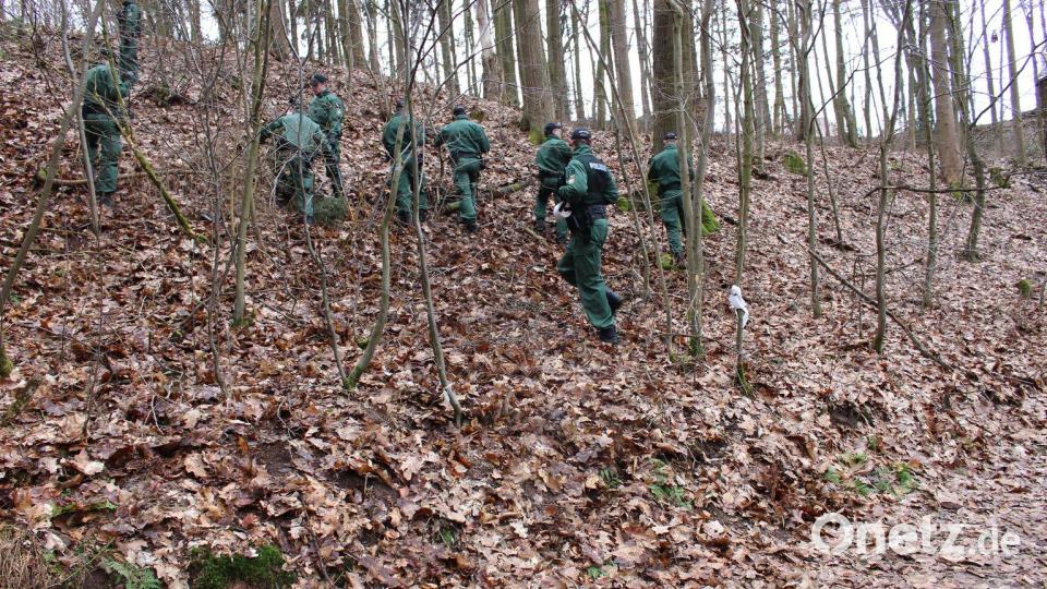 Polizeibeamte durchkämmten auch den Umgriff des Tatorts und den angrenzenden Wald. Die Suche blieb jedoch ergebnislos. Bild: Polizeipräsidium Regensburg