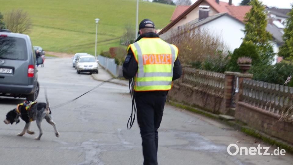 Die Polizei suchte auch mit Maintrailerhunden nach Spuren. Bild: Archiv Völkl