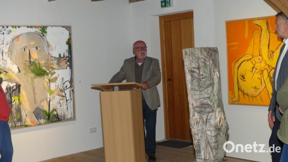 "Mit ihrem Besuch bekunden Sie ihre Verbundenheit mit dem Heimatverein und ihr Interesse an Leo Schötz und dessen zeitgenössischem Kunstschaffen", sagte Karlheinz Keck, umgeben von Werken von Leo Schötz. Bild: rn