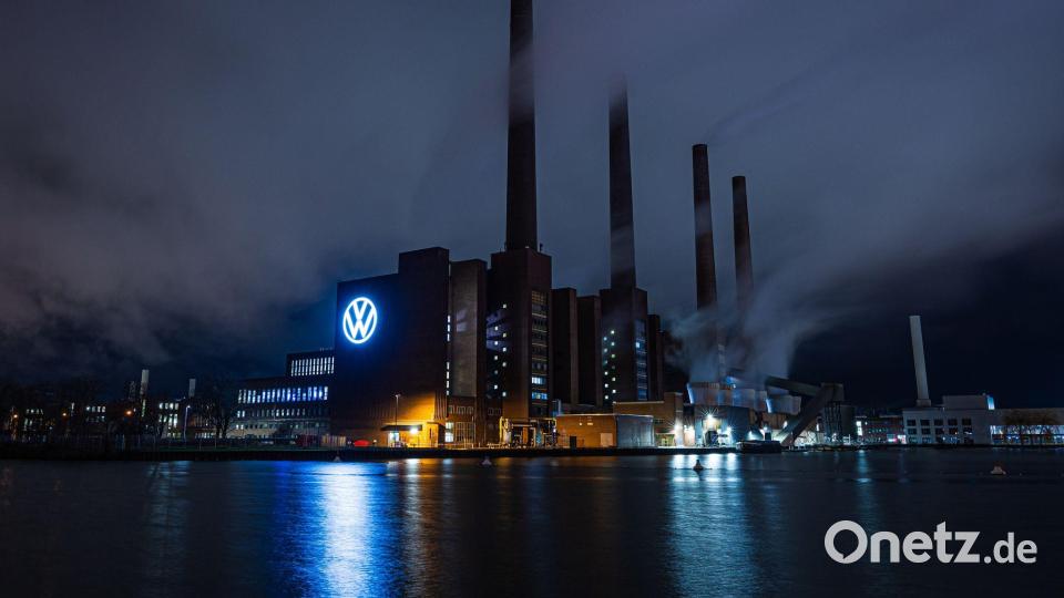 Bei Volkswagen müssen die Kapazitäten in der Produktion an die Realität angepasst werden - auch in Wolfsburg. Bild: Moritz Frankenberg/dpa