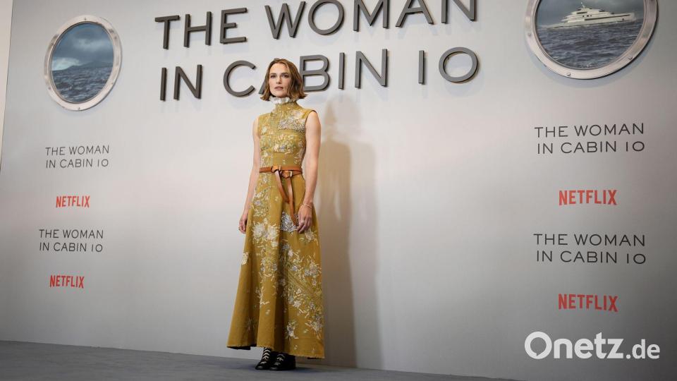 Keira Knightley vor einer „The Woman in Cabin 10“-Wand Ende September in London. (Archivbild) Bild: Jordan Pettitt/PA Wire/dpa