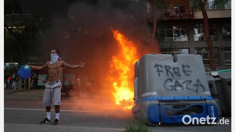 In Barcelona ist eine Demonstration gegen Israels Militäreinsatz im Gazastreifen in Gewalt umgeschlagen. Bild: David Zorrakino/EUROPA PRESS/dpa