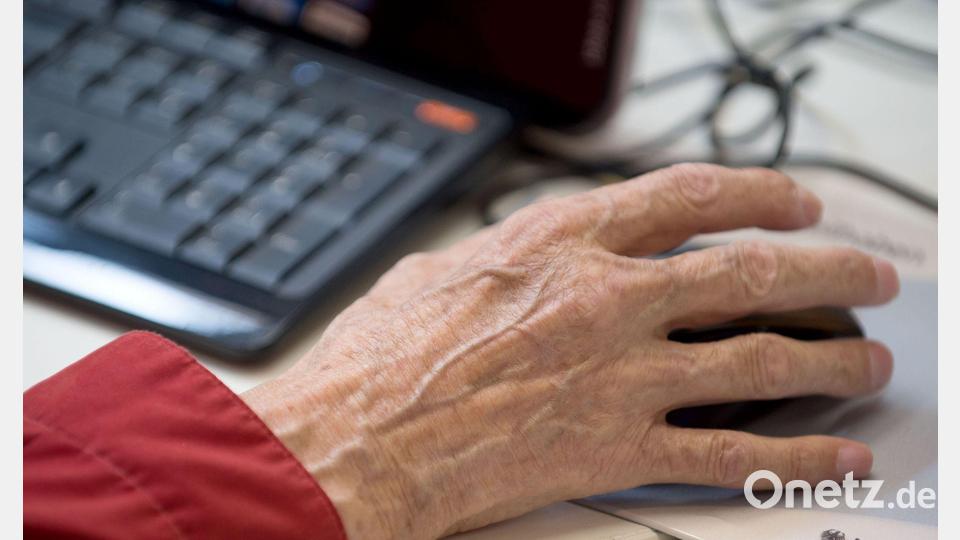 Wer auch im Alter arbeitet, soll bis zu 2.000 Euro steuerfrei verdienen können. (Symbolbild) Bild: Tim Brakemeier/dpa