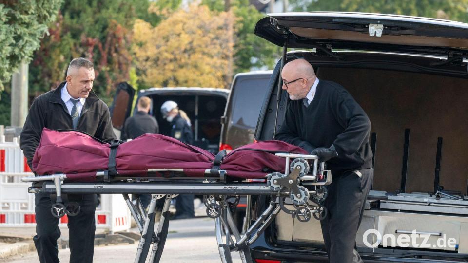 Am Tag nach dem Großbrand wurde eine Leiche aus dem Haus geborgen. (Archivbild) Bild: Peter Kneffel/dpa
