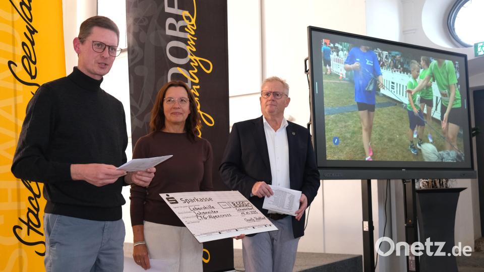 Die Organisatoren Thomas Fink und Karin Frankerl (von links) erinnerten mit dem Schirmherrn, OB Andreas Feller (rechts), in einem bebilderten Rückblick an die 19. Auflage des Schwandorfer Charity-Laufes. Bild: Hirsch