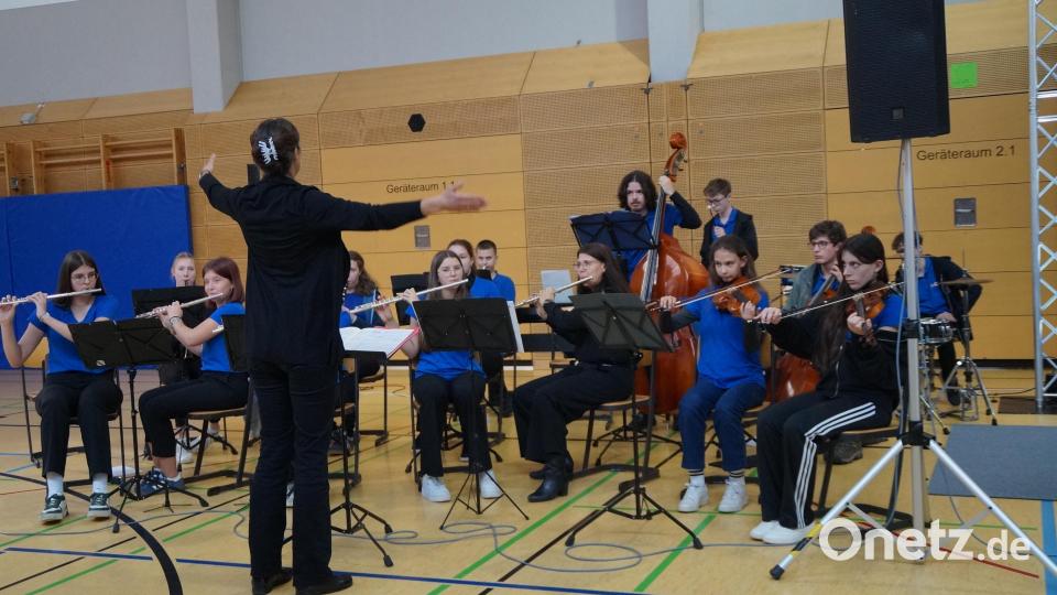 Das Orchester (im Bild), die Big Band und der Chor des Gymnasiums umrahmten den Festakt musikalisch. Bild: wel