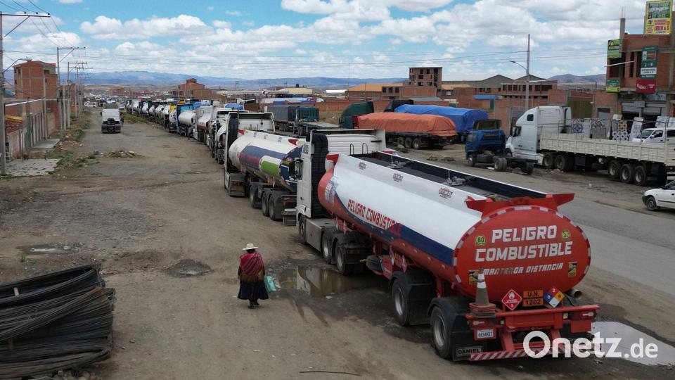 Eine Schlange von LKWs steht in El Alto an einer Tankstelle, wegen Treibstoffknappheit in Bolivien, an. Bild: Juan Karita/AP/dpa