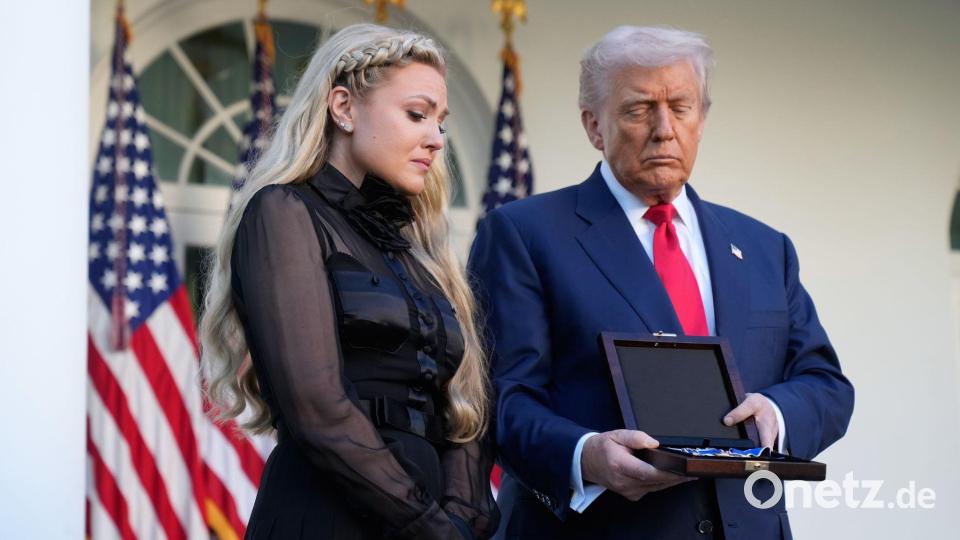 Präsident Donald Trump überreicht Witwe Erika Kirk posthum die Freiheitsmedaille des Präsidenten an ihren verstorbenen Ehemann Charlie Kirk im Rosengarten des Weißen Hauses. Bild: Mark Schiefelbein/AP/dpa
