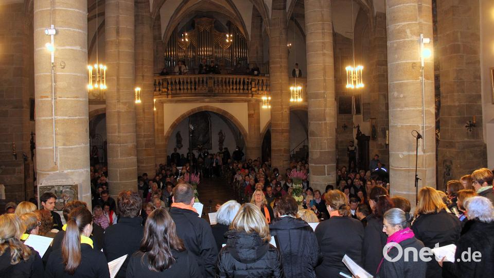 Rappelvoll war die Kemnather Stadtpfarrkirche beim Jubiläumskonzert. Bild: stg