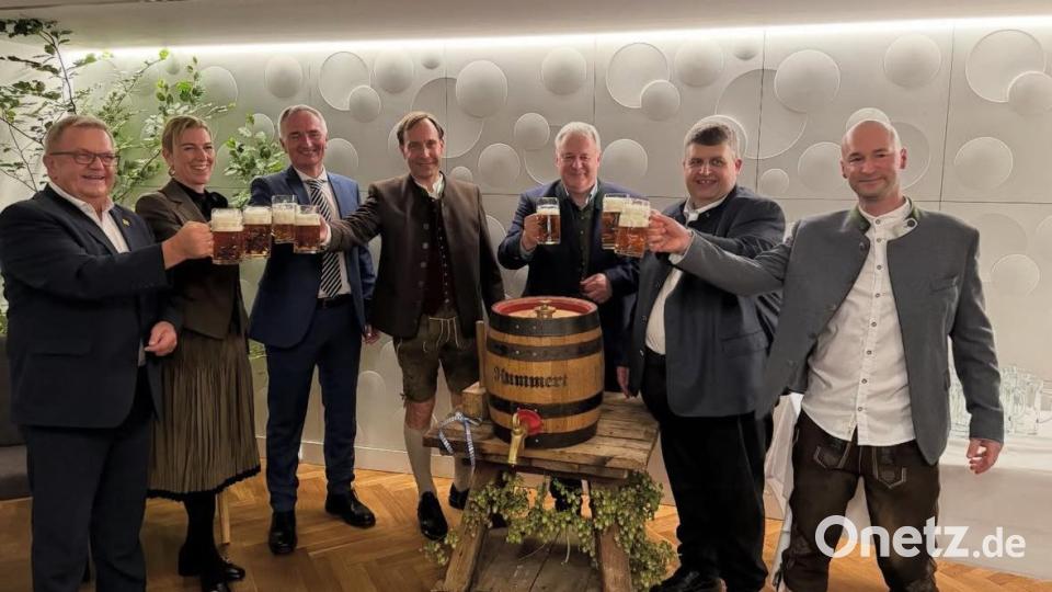Mit dem symbolischen Anstoßen wurde das Fest eröffnet. Bild: lei